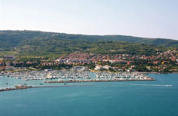 Če odmislimo Ribo 1 in 2, ki ju ni več, je pogled na valobran 3 (nadaljuje ribiški pomol) in marino skoraj  tak, kot je bil pred petimi leti, ko je nastala fotografija