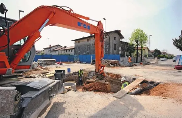 Težko razumljivo, a resnično: naprej so uredili krožišče, sedaj pa spet kopljejo po njem