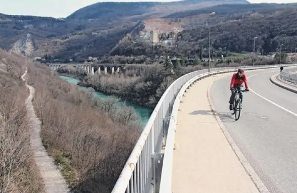 Čez približno leto dni bo v Plave mogoče priti s kolesom tudi po desnem bregu Soče