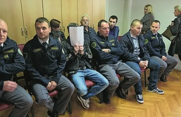 Na okrajnem sodišču v Slovenskih Konjicah se je, potem ko dva od deveterice obdolženih za napad na navijače Seville v Tepanjah dejanja na predobravnavnem naroku nista priznala, danes zoper oba začela glavna obravnava