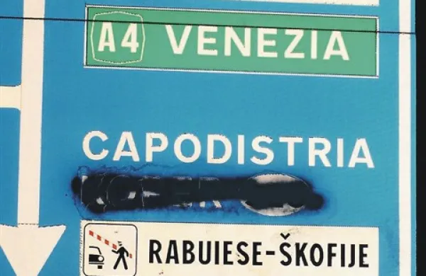 Mazanje slovenskih napisov na krajevnih tablah je diskriminacija nad Slovenci, je končno odločilo italijansko sodišče 