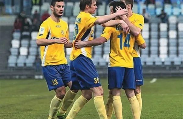 Nogometaši kranjskega Triglava so v zaostali tekmi 23. kroga Prve lige Telekom Slovenije igrali neodločeno 2:2 (1:1) z Luko Koper