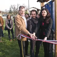 Čast rezanja trakov v barvah obeh sodelujočih narodov je pripadla (z leve) Marku Milkoviču, Andrei Daprettu ter Katji Fedrigo z Občine Sežana v vlogi voditeljice strateškega projekta Kras-Carso