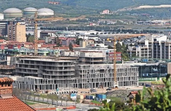 Prekinitev javno-zasebnega partnerstva med koprsko občino in Primorjem v stečaju  pomeni, da bo občina poslej sama nadaljevala z naložbo na Bonifiki in s trženjem tamkajšnjih poslovnih prostorov