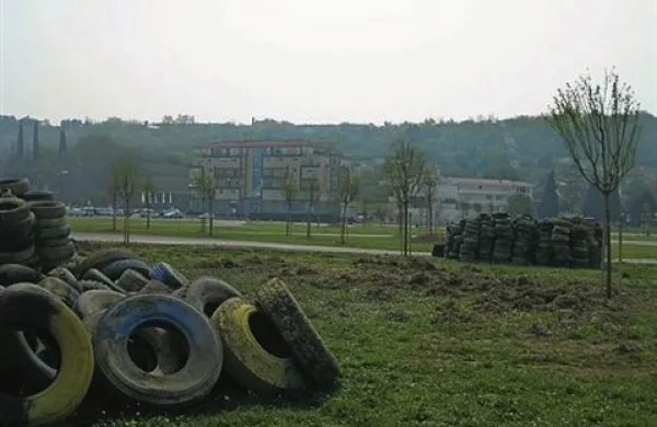 Na območju nekdanjega kartinga v Luciji je začel nastajati nov mestni park. Danes naj bi odstranili stare gume.