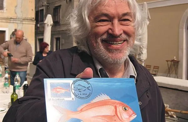 Pred skoraj enim letom  so v Piranu predstavili slane znamke, ki so požele zanimanje filatelistov z vsega sveta. Včeraj je Mitja Jančar tako predstavil maksim karto in znamko z motivom ribona.