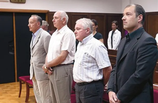 Z leve Marijan Groff, Darjo Stepančič, Ivan Lisjak in Tadej Vidic med lanskim izrekom sodbe