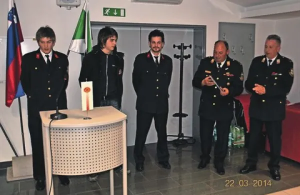 Mladim matarskim gasilcem (z leve) Andreju Kljunu, Klemnu Benčiču in Dominiku Deklevi sta  pred dnevi na občnem zboru društva v Materiji poveljnik kraške gasilske zveze Boris Budal in poveljnik PGD Materija David Fabjančič (skrajno desno) izročila