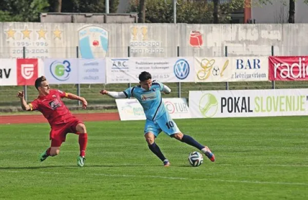 Tako je Gianluca Lapadula (v modrem dresu) dosegel prvi zadetek na včerajšnji tekmi 