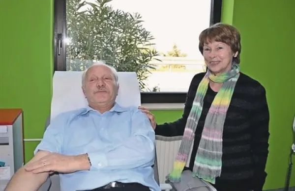Postojnčan Emil Kragelj (na fotografiji s soprogo Majdo) je pred dnevi v izolski bolnišnici stotič daroval kri 