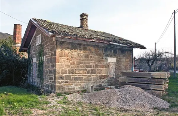 Če ne bo zapletov, bo v tej opuščeni čuvajnici kompleksa nekdanje črpalne postaje v Klancu pri Kozini čez dve leti deloval informacijski center za Krajinski park Beka. V kleti stavbe pa naj bi zaživel majhen muzej.