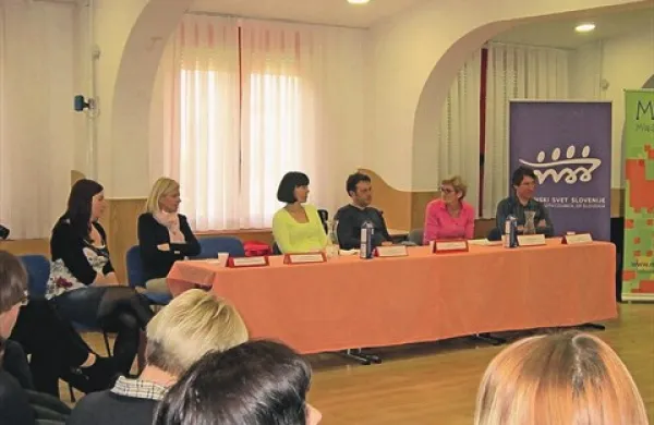 Vesna Petric Uran z Zavoda za zaposlovanje, načelnica oddelka za družbene dejavnosti MONG Marinka Saksida, župan      Matej Arčon, mestna svetnica  Mirjam Bon Klanjšček in Dejan Paravan z GEN-I so odobrili vse štiri projekte