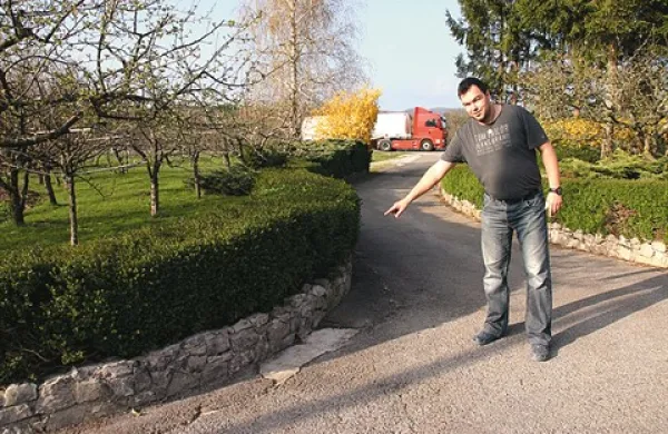Marko Renko kaže na zid, po katerem je drsel kombi s prebežniki