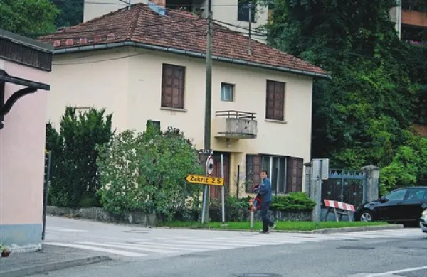 Ali bo izpraznjena policijska postaja še naprej razpadala ali jo bo nadomestil manjši stanovanjski blok, bo znano do poletja