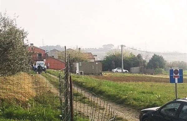  Koprčan je med vožnjo skočil iz avta in zbežal v hišo, avto pa se je ustavil na njivi
