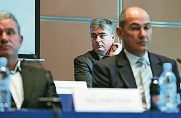 SDS je danes na ustavno sodišče vložila pobudo za začetek postopka za ustavno presojo odloka o razpisu referenduma o arhivski noveli, ki kot dan glasovanja določa 4. maj
