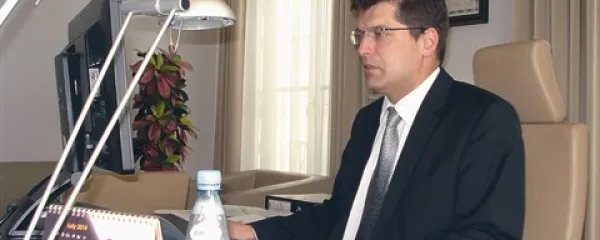 Janez Lenarčič: “V zadnjem času se soočamo tudi z vprašanjem pravice do zasebnosti in z možnostmi novih tehnologij, ki državam in korporacijam omogočajo sistematično zbiranje, skladiščenje in analizo naših podatkov. Tako mobilni telefon postane tudi
