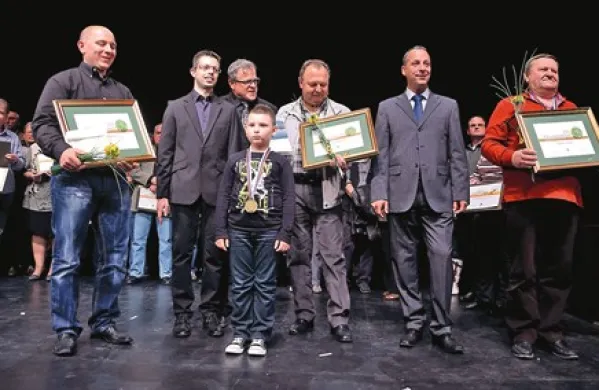 Najboljše med najboljšimi  je bilo zvrstno oljčno olje Franca Morgana (v sredini) iz Grintovca, ki je šampionski naslov prejel tudi lansko leto