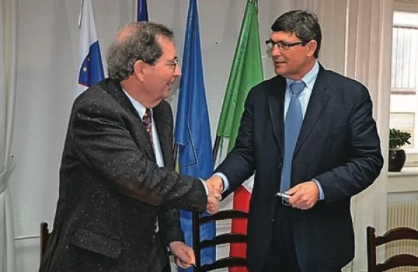  Igor Kolenc (desno), župan občine Izola, in Enrico Galassi, direktor družbe Marinvest, sta podpisala koncesijsko pogodbo, s katero občina podeljuje Marinvestu koncesijo za marino za 40 let