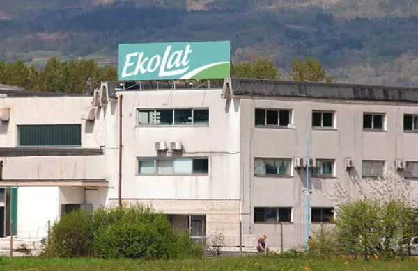 Na strehi vipavske mlekarne že stoji tabla z imenom novega lastnika, njeno notranjost pa še urejajo 