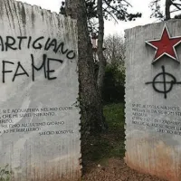 To noč so bili na Opčinah na delu mazači, ki so spomenik NOB, na katerem so verzi Srečka Kosovela, popisali z žaljivimi napisi