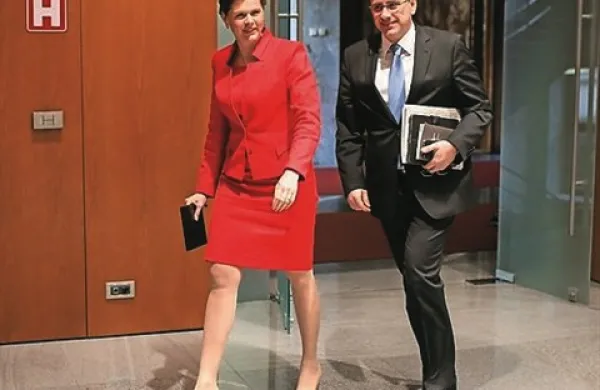 Premierka Alenka Bratušek je v DZ ob razpravi o interpelaciji zoper notranjega ministra Gregorja Viranta dejala, da bo “danes, namesto, da 10 ur preživimo ob brezplodni razpravi o življenju ministra Viranta, poslancem PS predstavila rešitev za izpad
