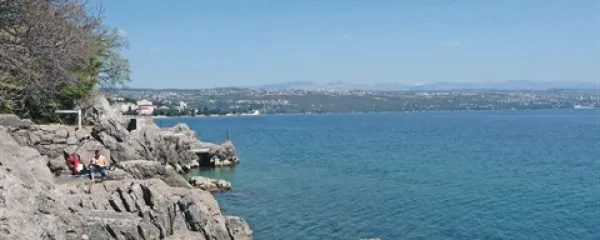 Ljubitelji  peščenih plaž so v Opatiji seveda razočarani. Na svoj račun pa tu pridejo vsi, ki  se želijo že konec marca naužiti sončnih žarkov in morskega zraka.