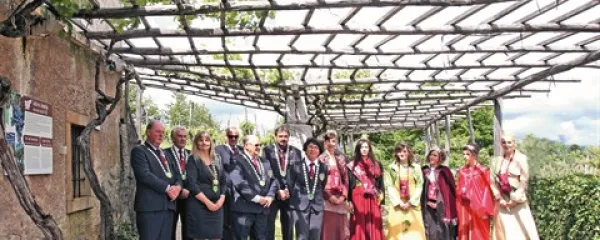 Združenje slovenskega reda vitezov vina  - Omizje Slovenska Istra in Kras ter slovenske vinske kraljice v družbi starih teranovk v Šepuljah
