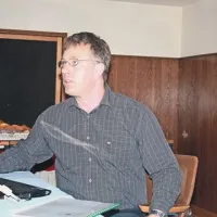 Vodja tolminske enote zavoda za gozdove Zoran Zavrtanik,  predsednik društva  gozdarjev in organizator posveta, je opozoril na pomen informiranosti, povezovanja lastnikov gozdov, varnost in podporo gozdarjem
