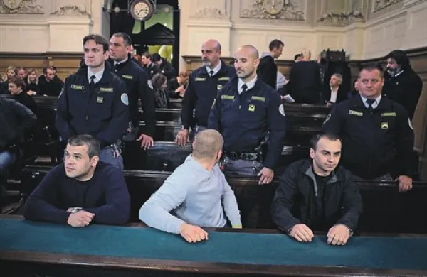 Anes Selman (sedi prvi z desne) med sojenjem na ljubljanskem sodišču