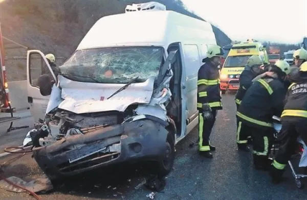Voznika so gasilci rešili iz pločevine in ga položili na nosila