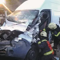 Kljub precejšnji škodi na kombiju jo je, kot kaže, voznik odnesel z lažjimi poškodbami