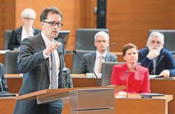 Za interpelacijo proti  Gregorju Virantu je glasovalo 39 poslancev, proti pa  23 poslancev. Glasov proti po pričakovanjih ni bilo dovolj, tako da je Virant prestal že drugo interpelacijo  