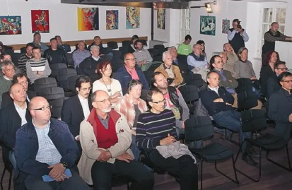 Med obiskovalci javne tribune o obalnem pasu so bili občinski svetniki,  arhitekti, domačini ... 