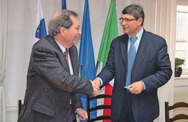 Izolski župan Igor Kolenc (desno)  in direktor družbe Marinvest Enrico Galassi (levo) sta v petek podpisala koncesijsko pogodbo, s katero je občina Marinvestu podelila koncesijo za marino za 40 let