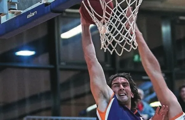 Viktor Jačović je deset sekund pred koncem zakorakal, ob zvoku sirene pa zgrešil trojko za izenačenje