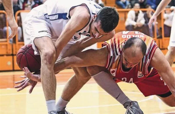 Postavni  Slovanov Vjeran Soldo (desno) je prepogosto našel pot skozi obrambo Portoroža