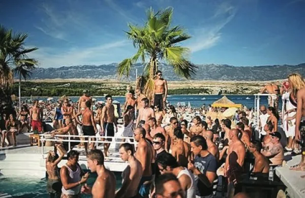 Na Pagu so objavili nova pravila vedenja za obiskovalce priljubljene plaže Zrće, ki velja za “hrvaško Ibizo”