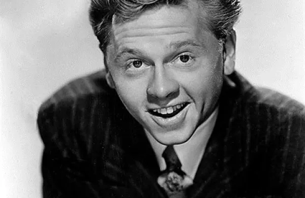 Legendarni hollywoodski igralec Mickey Rooney, ena velikih zvezd ameriške filmske industrije 30. in 40. let minulega stoletja, je umrl v nedeljo, star 93 let