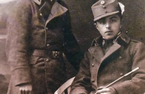  Slavko Mlekuž (stoji),  Franjo Klavora (sedi) na spominski fotografiji iz začetka leta 1917, preden je Slavko odšel na bojišče pod Fajtjim hribom. Oba sta bila pripadnika 2. gorskega strelskega polka