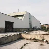 Pripadajočo parcelo, ki obkroža blagovno hišo, je občina prodala lastnikom hiše