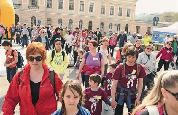 Mesti so poživili tekači in pohodniki 