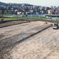 Na zelenici med semedelskim mostom in pasarelo gradijo  parkirišče s 186 mesti