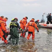 Ponesrečenko so prenesli do gumenjaka, s katerim so  jo  nato odpeljali do čolna uprave za pomorstvo