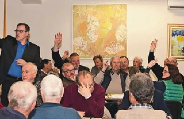Člani Društva oljkarjev slovenske Istre, ki ga vodi Danilo Markočič (stoji)  so na rednem letnem občnem zboru posodobili društveni statut