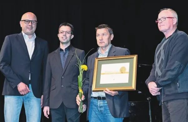 Janku Bočaju (s plaketo) so priznanje za najbolj všečno oljčno olje po izboru novinarjev in gostincev podelili Beno Bajda, vodja skupine proizvajalcev EDOOSI, predstavnik ocenjevalnega panela dr. Vasilij Valenčič in novinar Primorskih novic Sašo