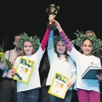 Dekleta z OŠ Elvire Vatovec so za največ pokazanega znanja v osnovnošolskem tekmovanju Oljka, ali te poznam prejela oljčne vence, plakete in prehodni pokal Agrarie Koper