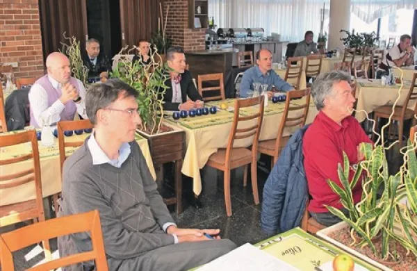 Degustacija oljčnega olja za novinarje in gostince so se na Belvederju udeležili tudi Marko Tavčar z Radia Trst A in Fulvio Forlani z Radia Capodistria (v prvi vrsti z leve) ter gostinci Sebastjan Kovačič iz Hiše Torkla v Kortah, Ivica Evačič-Ivek iz