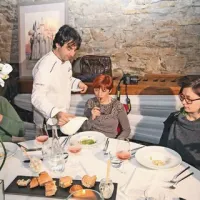 Tomaž Kavčič je na Zemonu pripravil niz jedi z oljčnim oljem in jih postregel tudi Violeti Mencinger, organizatorici Tedna restavracij, in Kseniji Krajšek Mahorčič iz gostilne Mahorčič v Rodiku (z leve)