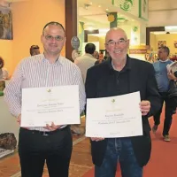 Luka Pucer (levo) in Miran Adamič z velikima plaketama veronskega ocenjevanja 